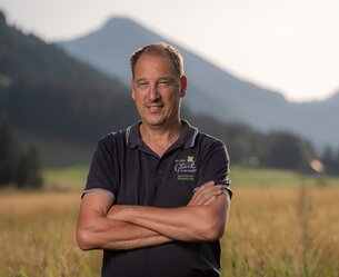 Harald Horbst mit verschränkten Armen vor Berglandschaft