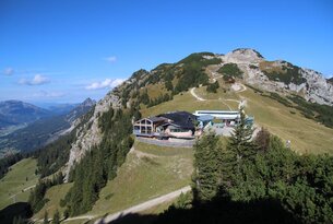 Berglandschaft mit Gebäude auf einem Gipfel unter blauem Himmel